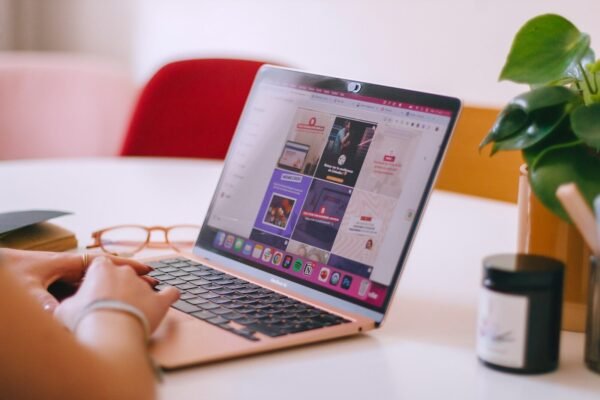 Le rôle d&rsquo;un social media manager : bien plus qu&rsquo;un gestionnaire de comptes Insta
